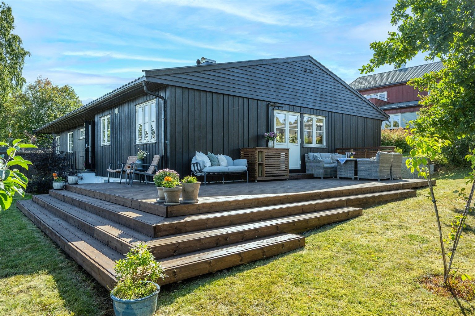 Pent opparbeidet med en skrående trapp ned mot hagen.