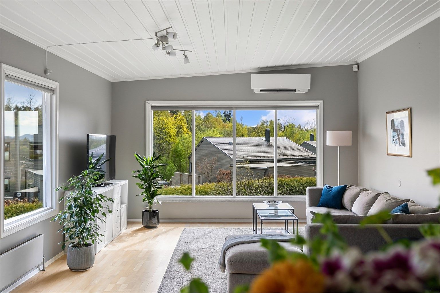 Elektrisk oppvarming via radiatorer tilkoblet elektrokjele. Varmepumpe og peis i stue. Elektrisk gulvvarme på alle 3 baderom, entrè og kjellerstue