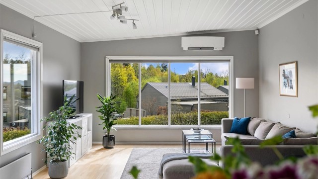 Elektrisk oppvarming via radiatorer tilkoblet elektrokjele. Varmepumpe og peis i stue. Elektrisk gulvvarme på alle 3 baderom, entrè og kjellerstue
