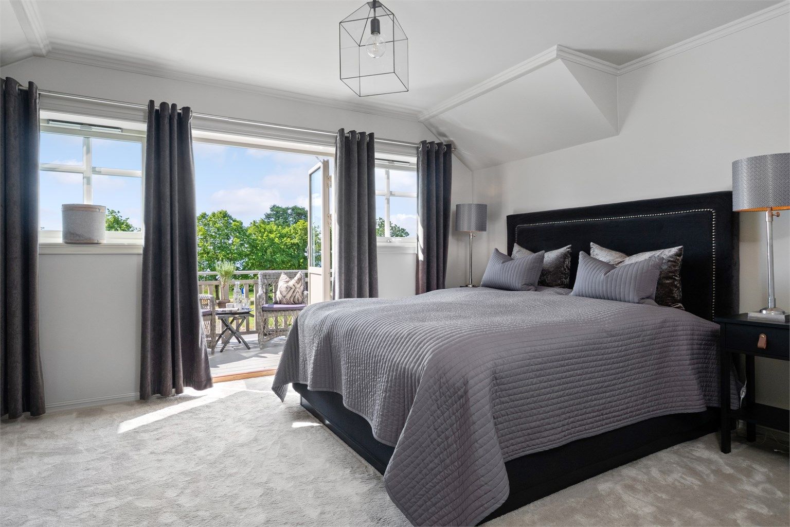 Fire soverom ligger praktisk plassert i 2. etasje.