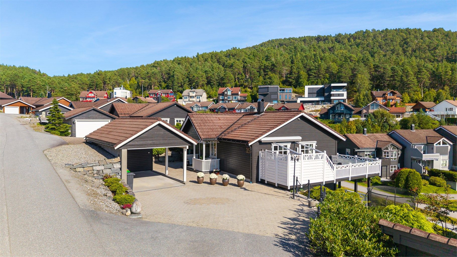 Eiendommen har carport med tilhørende bod på 5 kvm.