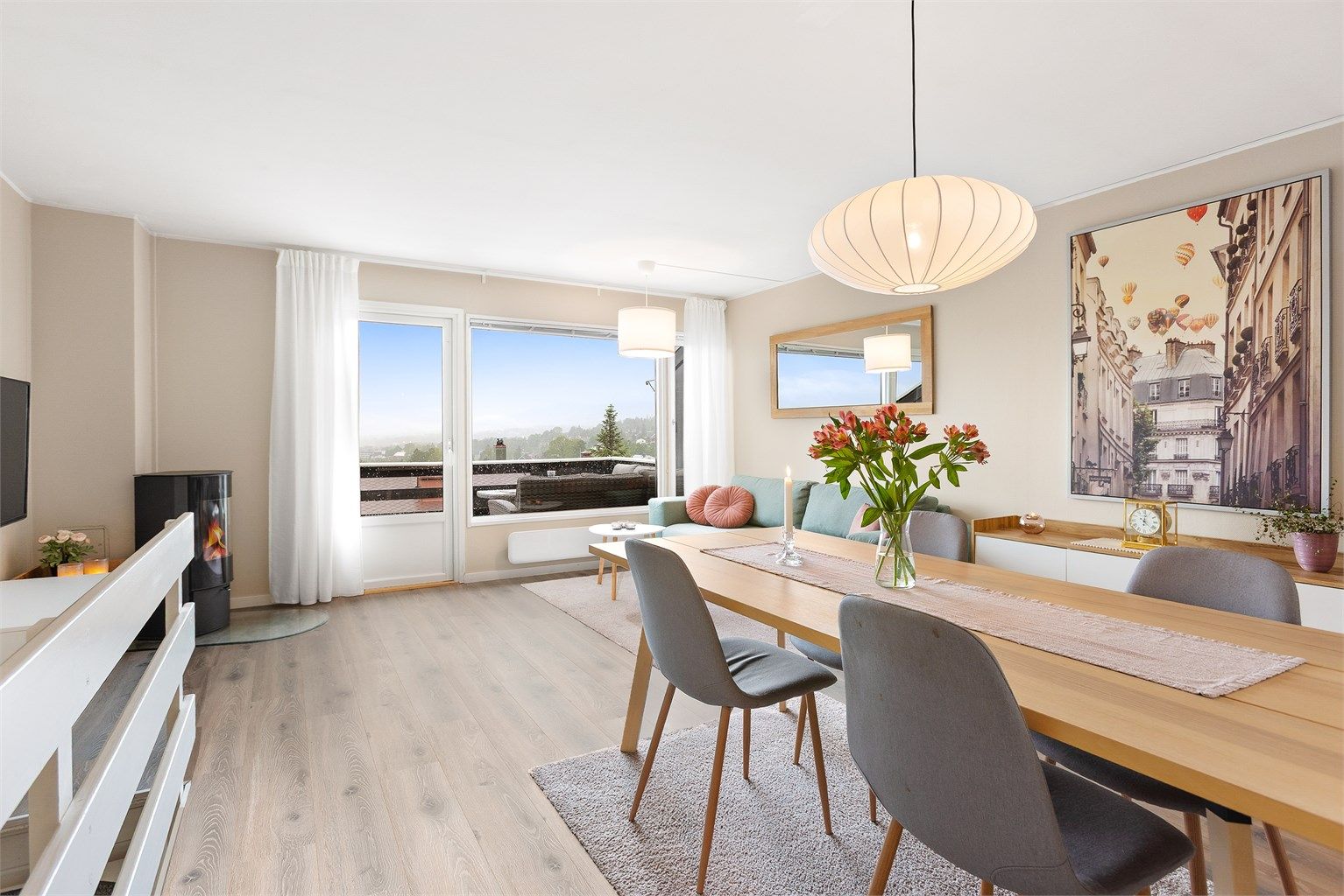 Pen stue som kan innredes med sofa, stuebord, Tv-møbler, kommode og spisebord.