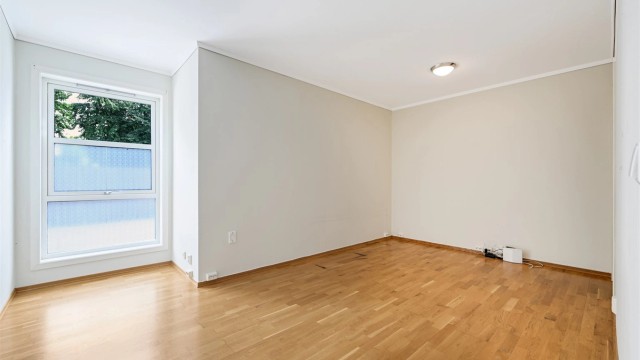 Hovedsoverom med god plass til dobbeltseng og garderobeløsning.