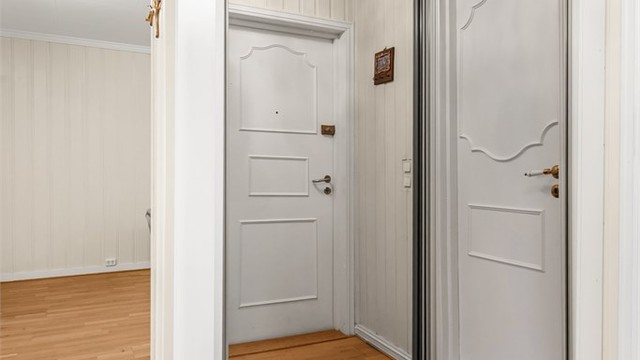 Praktisk skyvedørsgarderobe med speilfronter gir rikelig med oppbevaringsplass i gangen.