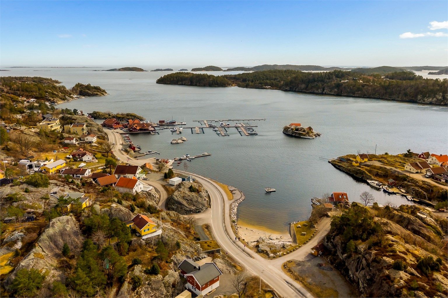 Den fine badeplassen med sandstrand innerst i vika ligger kun et par minutters gange fra hytta.