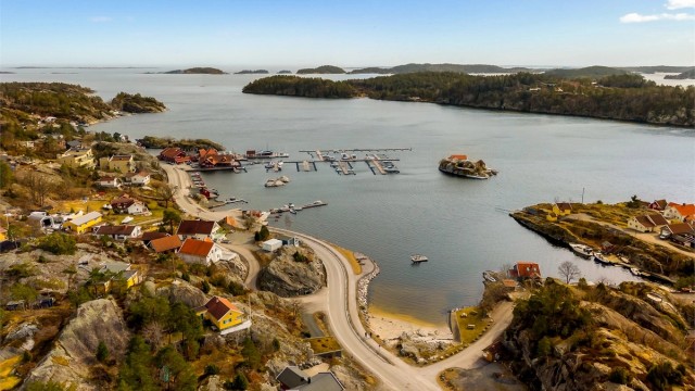 Den fine badeplassen med sandstrand innerst i vika ligger kun et par minutters gange fra hytta.