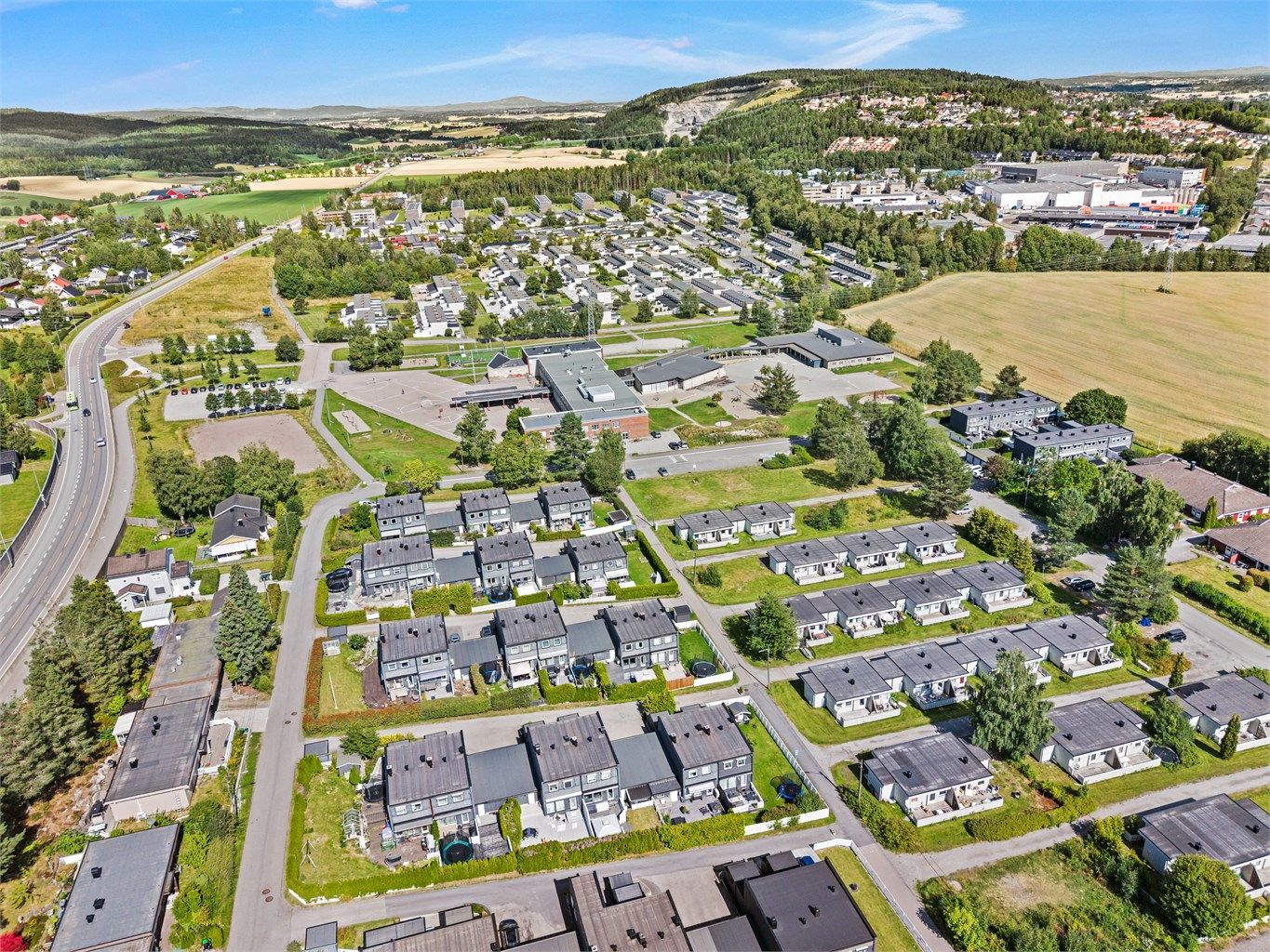 I umiddelbar nærhet ligger Åsenhagen skole og Korshagen barnehage.