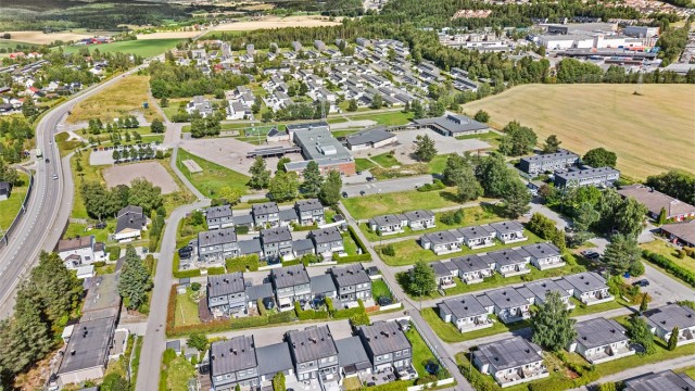I umiddelbar nærhet ligger Åsenhagen skole og Korshagen barnehage.