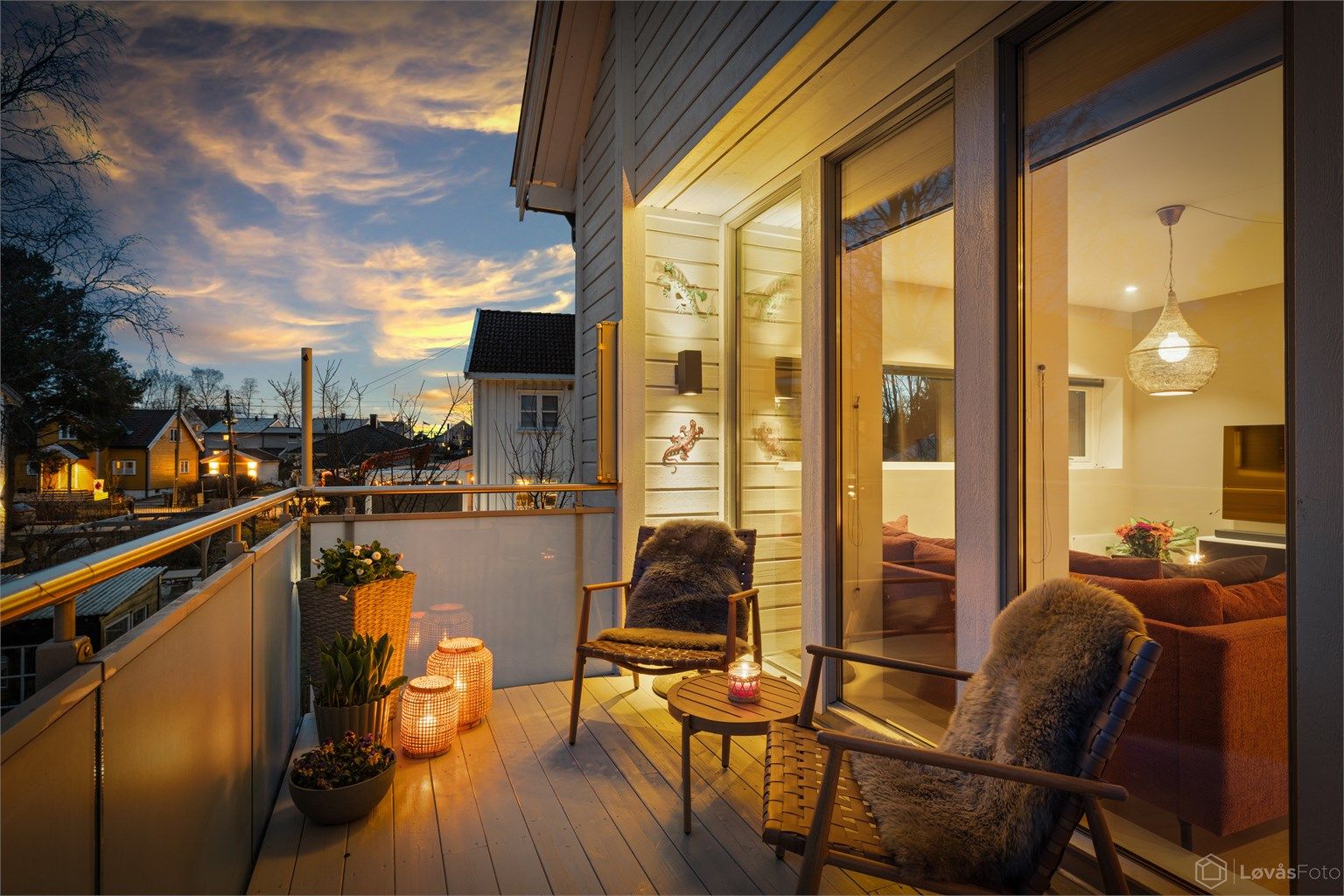 Balkongen blir en forlengelse av stuen på varme kvelder.