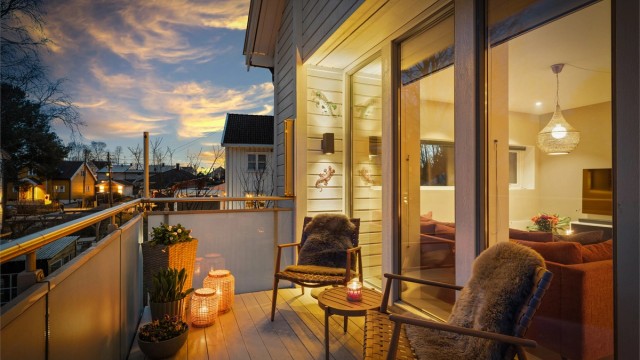 Balkongen blir en forlengelse av stuen på varme kvelder.
