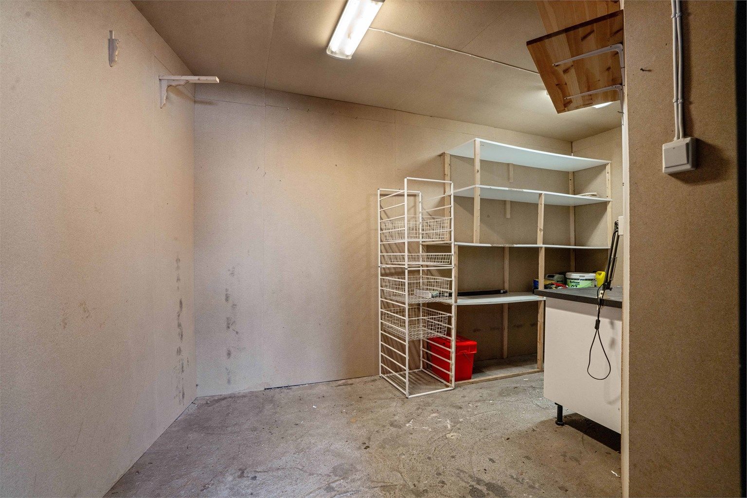 Tilknyttet carporten er det praktisk utebod for ekstra lagring.