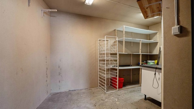 Tilknyttet carporten er det praktisk utebod for ekstra lagring.