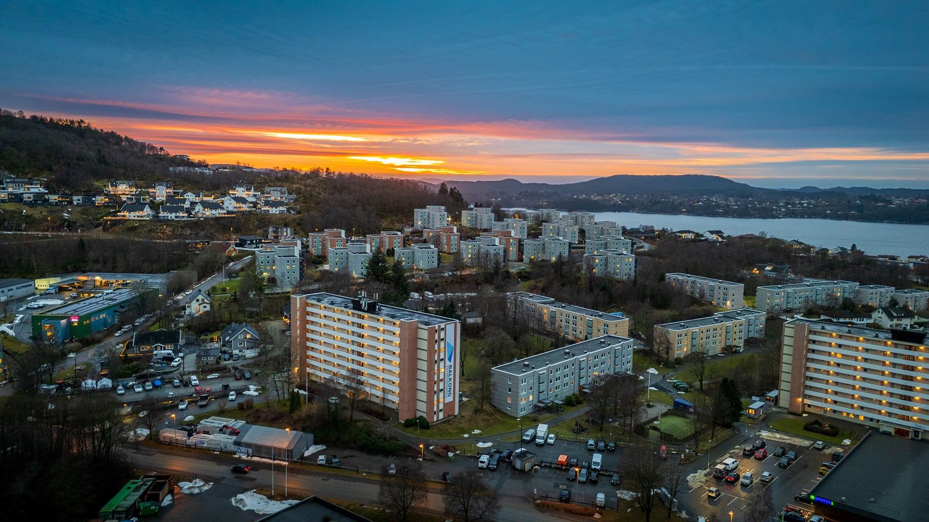 Leiligheten ligger i 4. etasje i høyblokk i et etablert boligområde. Populært og sosialt borettslag med stort fokus på å skape gode relasjoner og trivsel blant store og små