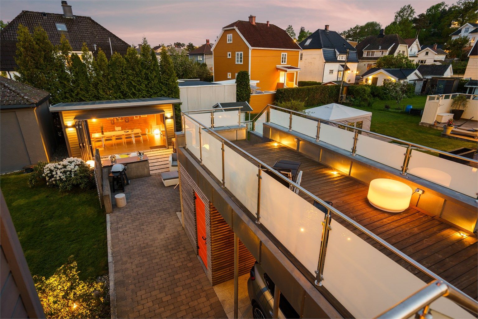 I høyden på takaltanen får du både overblikk på egen hage og utsyn over Smertu.