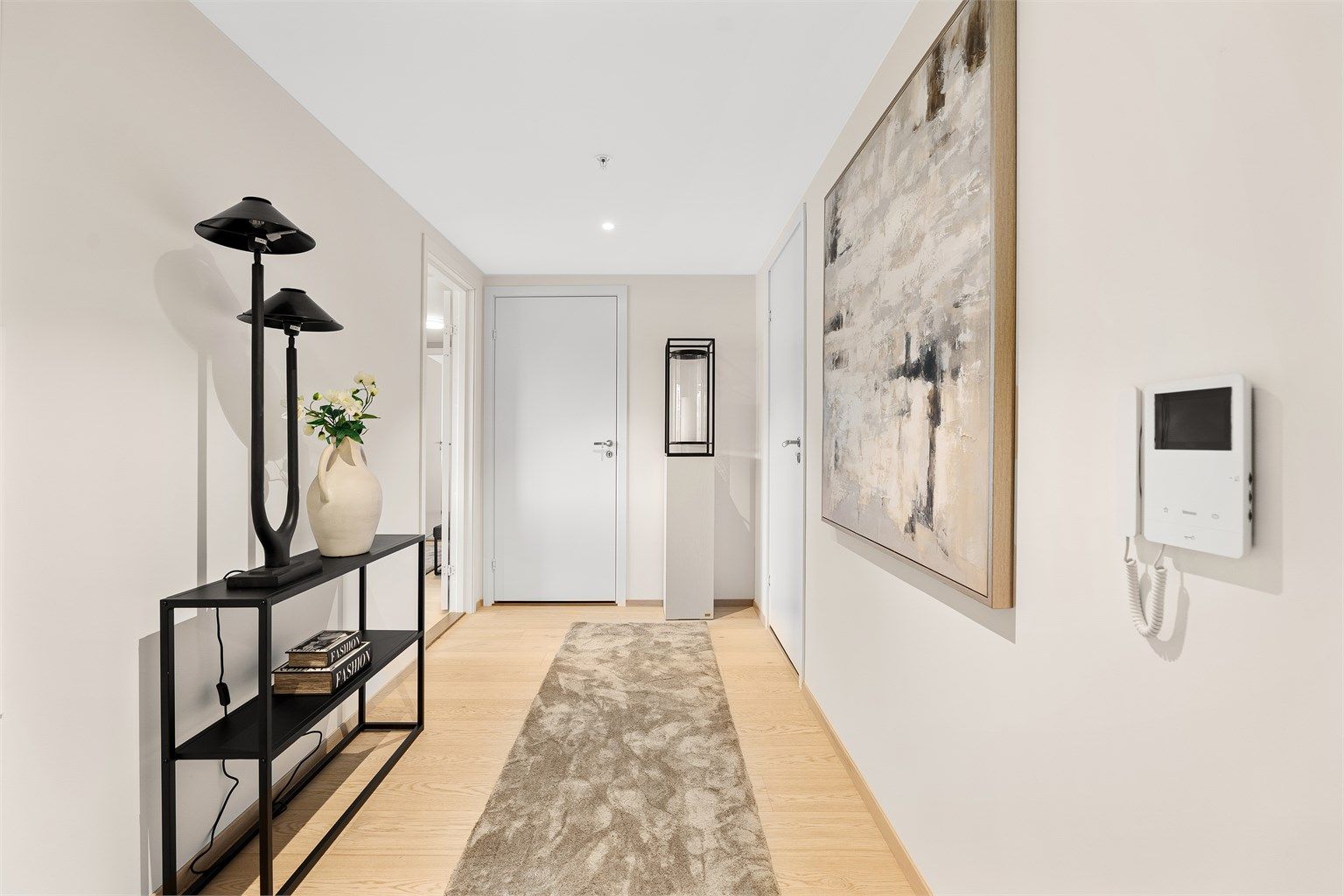 Gang/entré med gode muligheter til garderobe langs veggen til venstre. Videre er det inngang til bod rett frem samt gjestebad til høyre. 