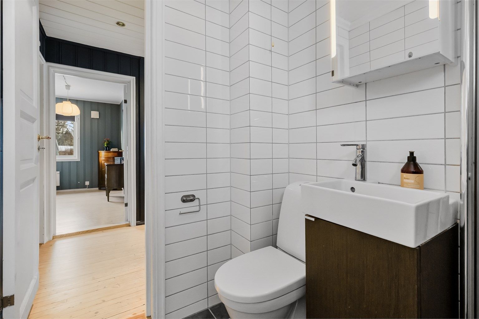 Badet ble modernisert i 2009 og har flislagte vegger og gulv.