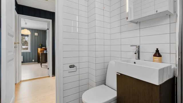 Badet ble modernisert i 2009 og har flislagte vegger og gulv.