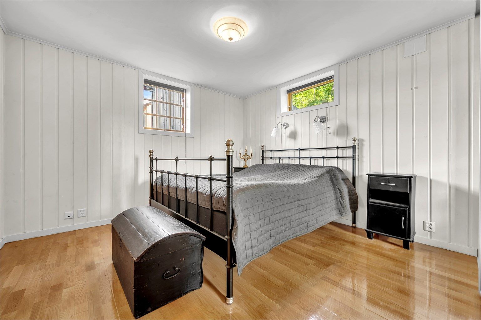 Soverommet i underetasjen er romslig med plass til både seng og tilhørende nattbord, samt annet ønskelig møblement.  Rommet er opprinnelig byggemeldt som bod og er ikke godkjent for varig opphold. 