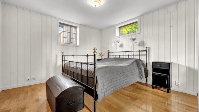 Soverommet i underetasjen er romslig med plass til både seng og tilhørende nattbord, samt annet ønskelig møblement. Rommet er opprinnelig byggemeldt som bod og er ikke godkjent for varig opphold.