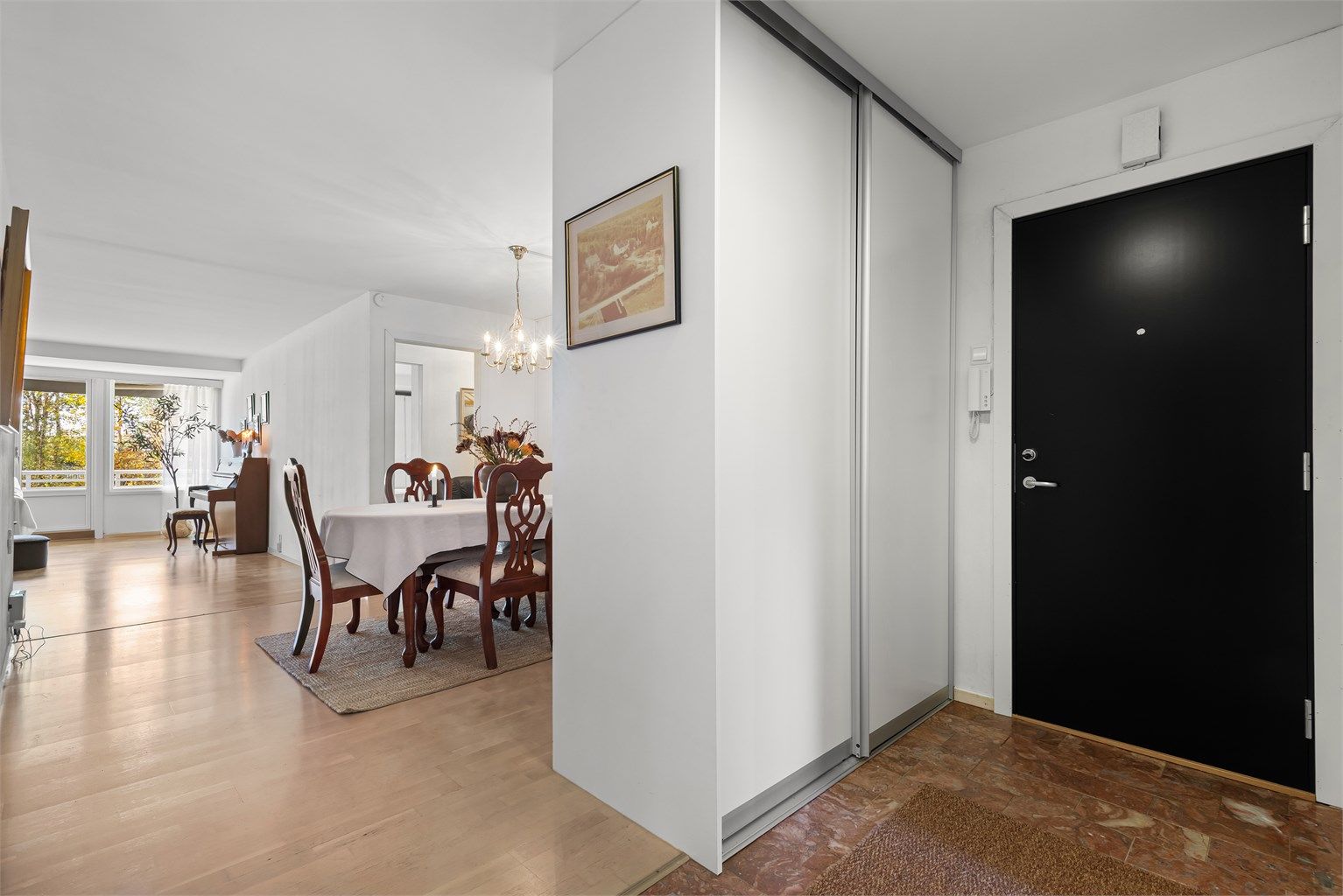 Inngangsparti med skyvedørsgarderobe