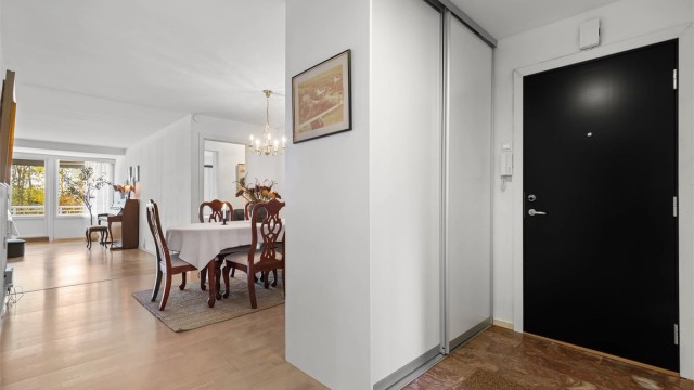 Inngangsparti med skyvedørsgarderobe