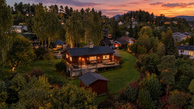 Her bor du tilbaketrukket i grønne omgivelser, samtidig som Sandvika sentrum, Slependen og badeplasser/kyststier langs Kadettangen og Kalvøya ligger like i nærheten