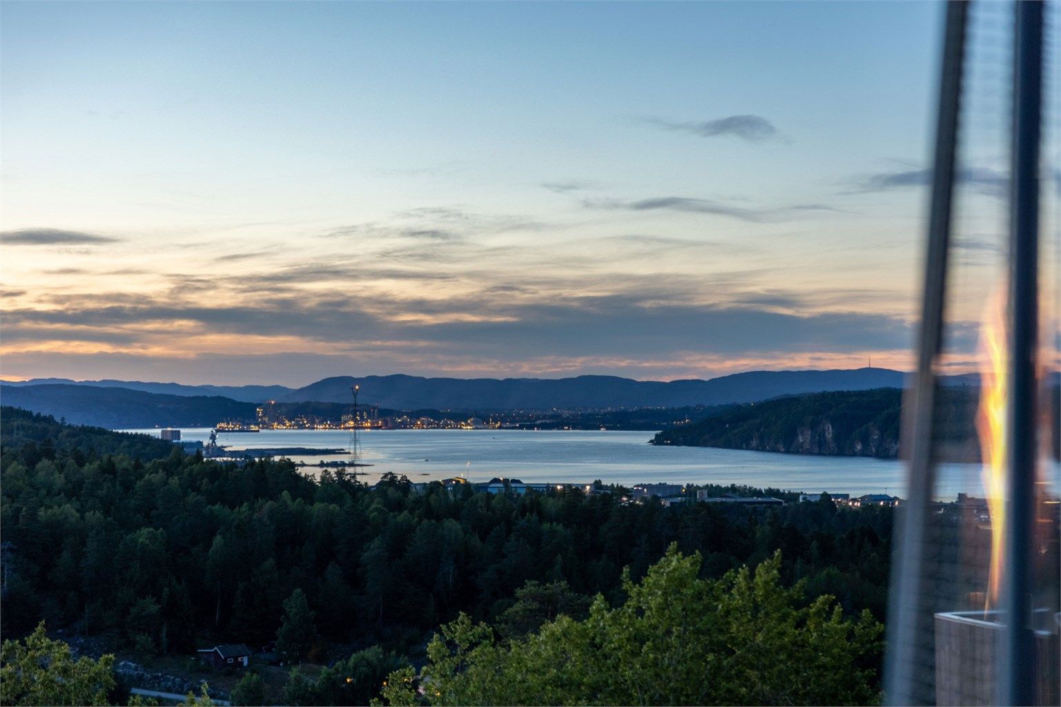 Kveldsutsikten mot lysene fra industrien og Porsgrunn by i det fjerne.