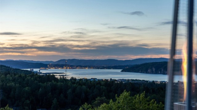 Kveldsutsikten mot lysene fra industrien og Porsgrunn by i det fjerne.
