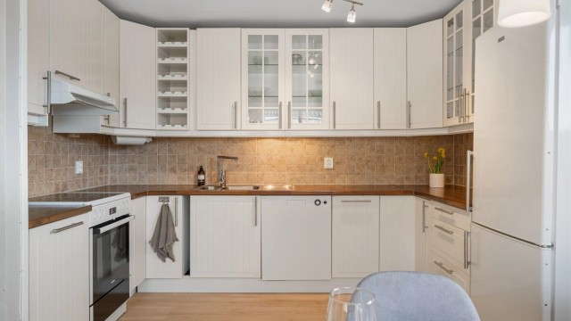 Kjøkkenet har et klassisk og tidløst preg og er svært godt utnyttet med skap og benkeplass. Hvitevarer som stekeovn, kjøleskap med frysedel og oppvaskmaskin medfølger.
