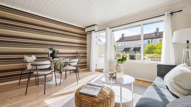 Stuen har plass til både spisebord og en romslig sofagruppe.