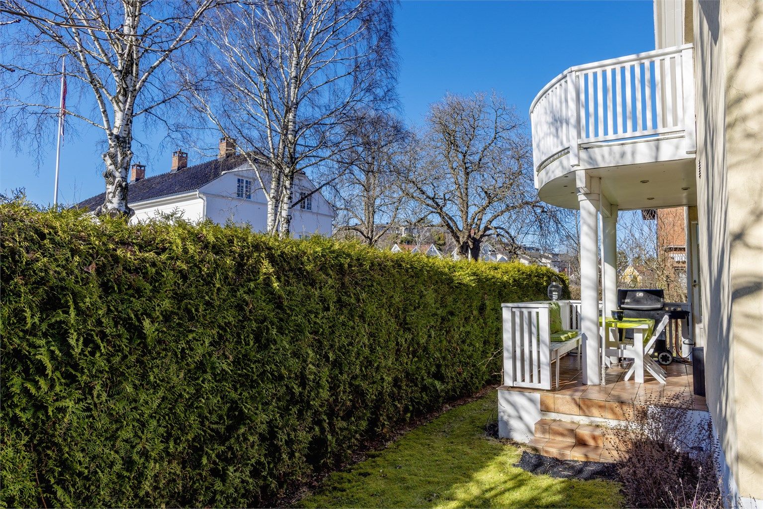 Hagen omfavner alle boligens fire sider. Til verandaen og altanen  kommer solen fra utpå ettermiddagene sommerstid.