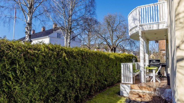 Hagen omfavner alle boligens fire sider. Til verandaen og altanen kommer solen fra utpå ettermiddagene sommerstid.