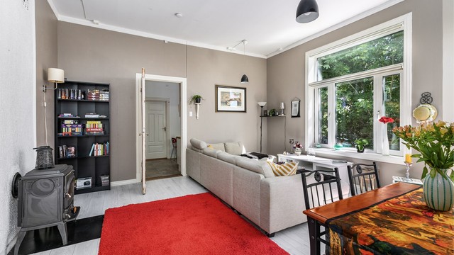 Den store himlingshøyden har positiv innvirkning på romfølelsen. Vedovnen fyller stuen med både varme og stemning.