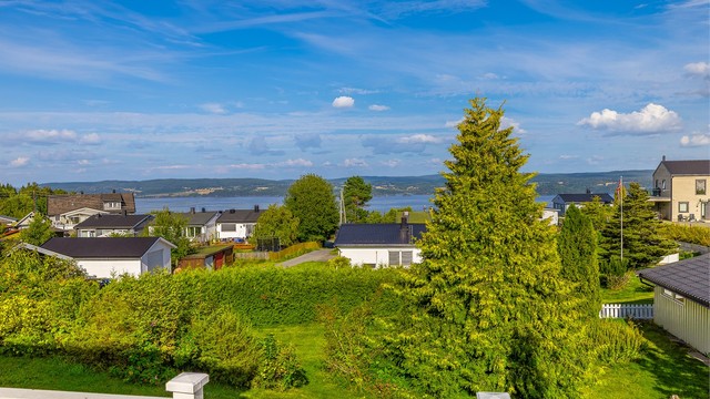 Vidstrakt utsikt mot Øyeren og åsene omkring.