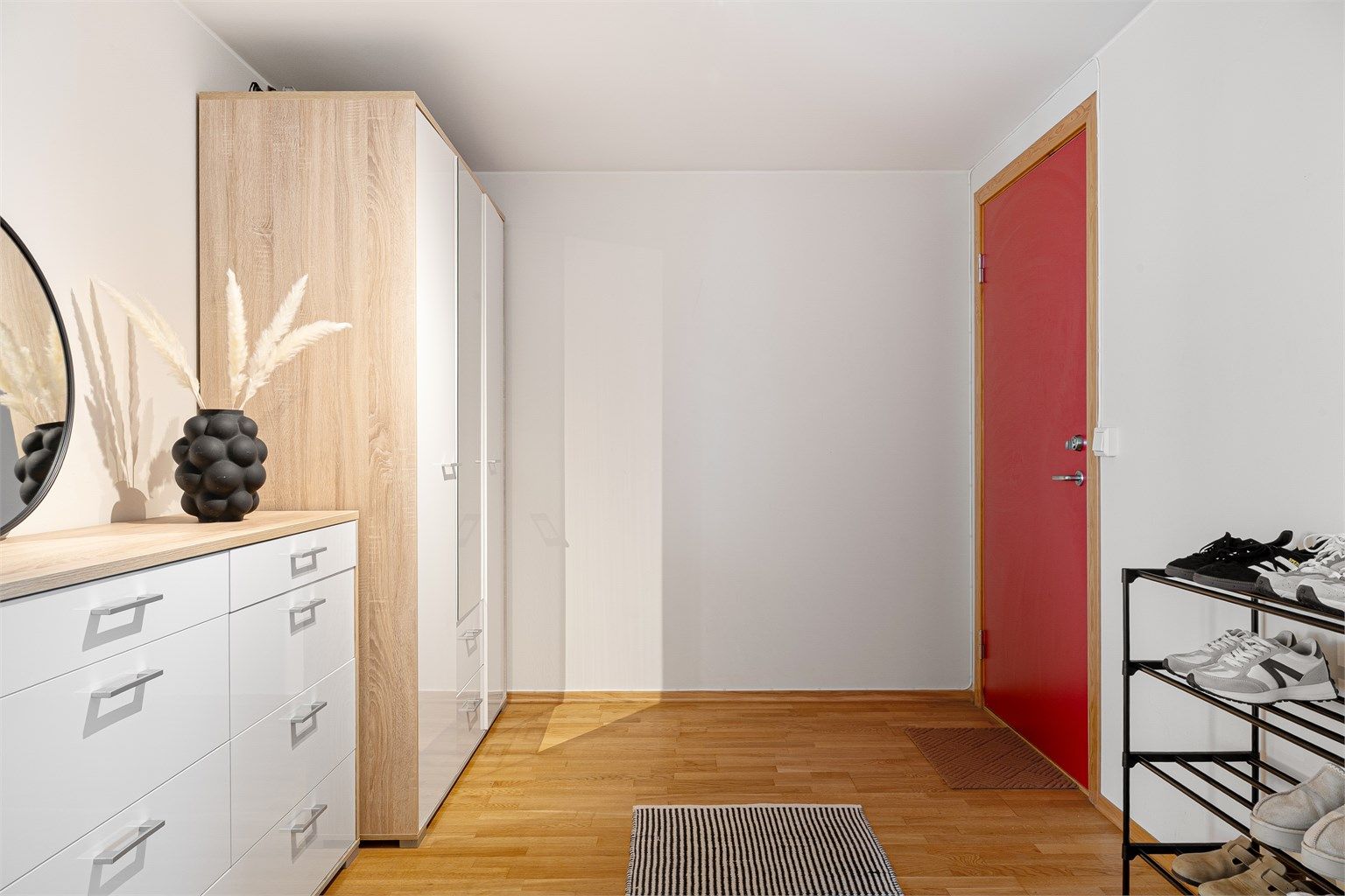 Stor og romslig entré med god oppbevaringsplass.