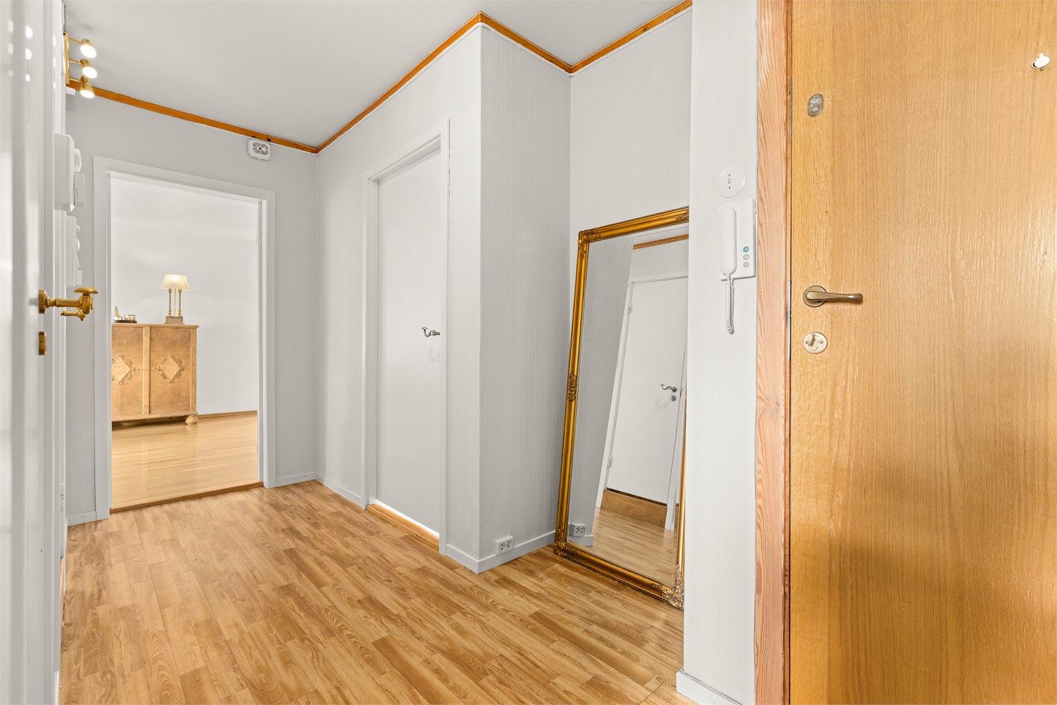 Skyvedørsgarderobe med speilfronter gir rikelig med oppbevaringsplass i gangen.