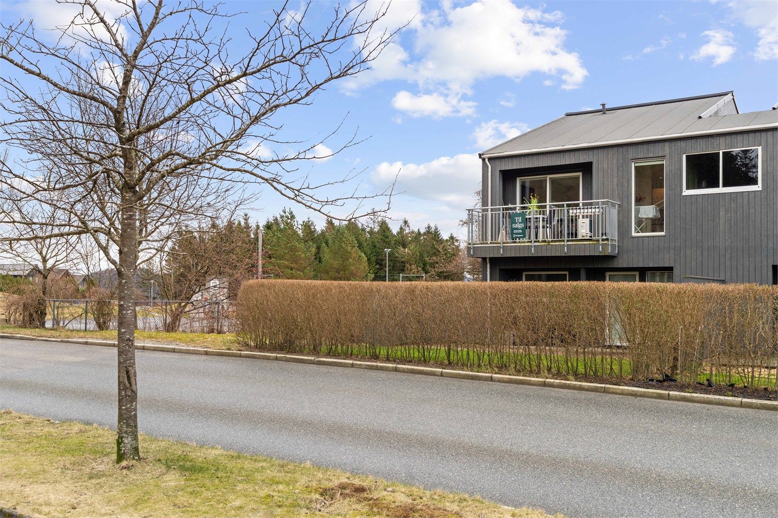 Beliggende i et populært og attraktivt område på Bogafjell, med nærhet til kollektiv transport, Bogafjell senter, turområder, skole og barnehage m.m.