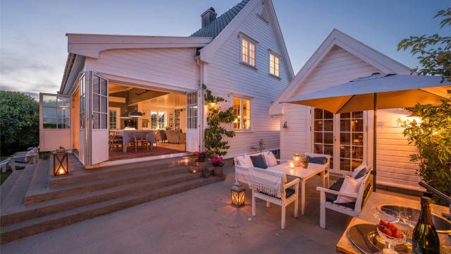 Foldedørene ut til hagen gjør at hagen nærmeste blir en forlengelse av huset på sommerstid.