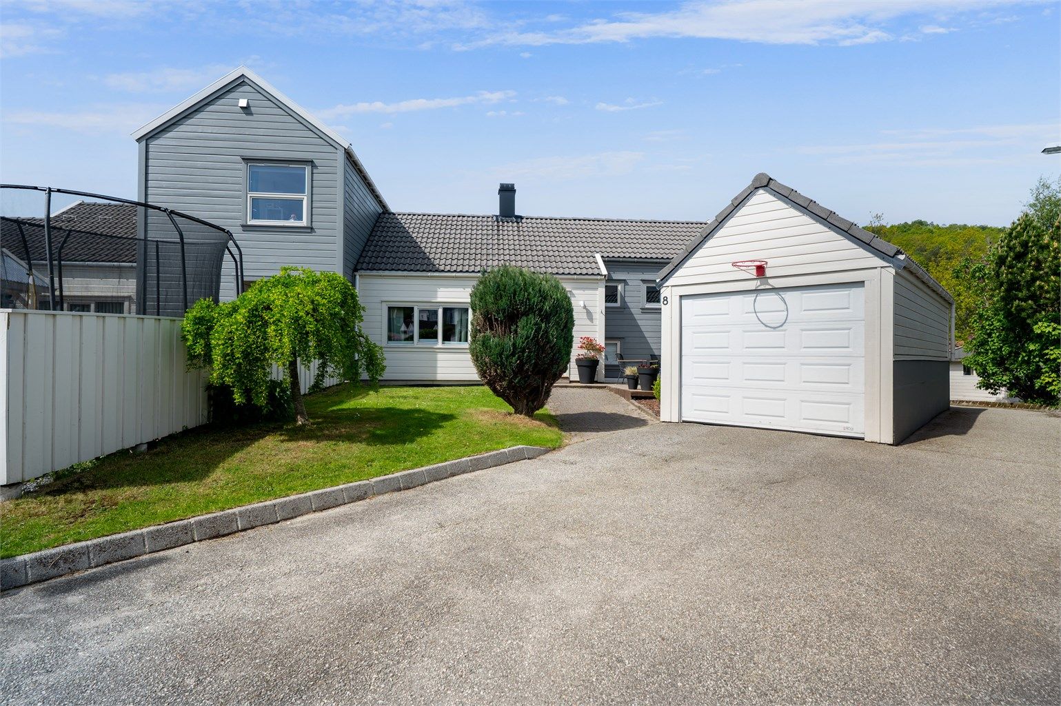 Det medfølger garasje ved boligen samt ekstra parkering i gårdsrom. 