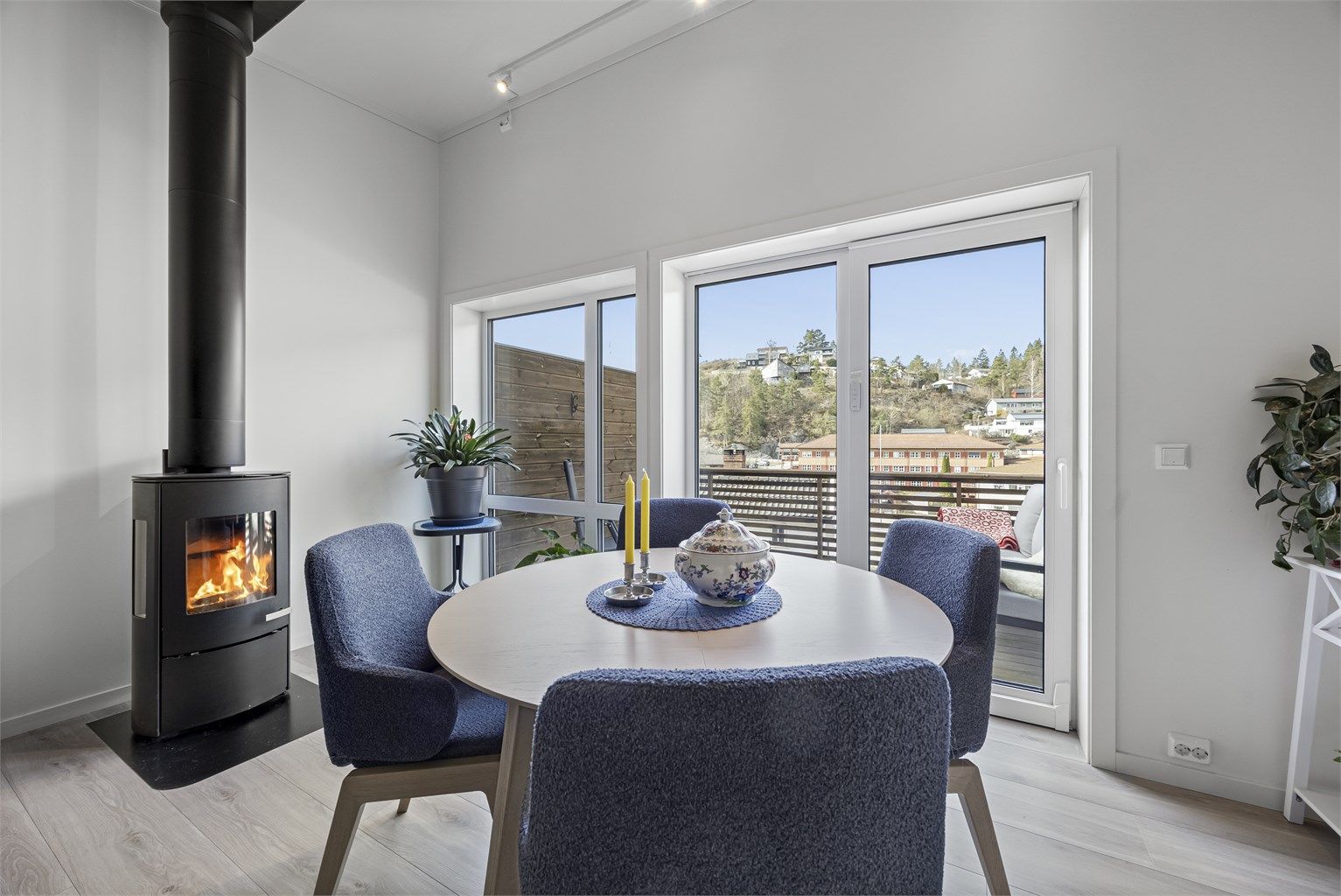 Det er store vindusflater som gir godt med lys inn året rundt.