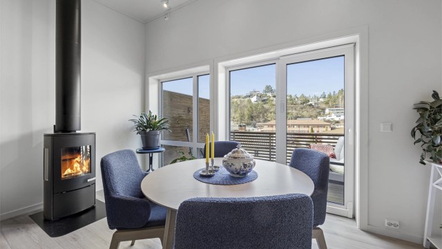 Det er store vindusflater som gir godt med lys inn året rundt.