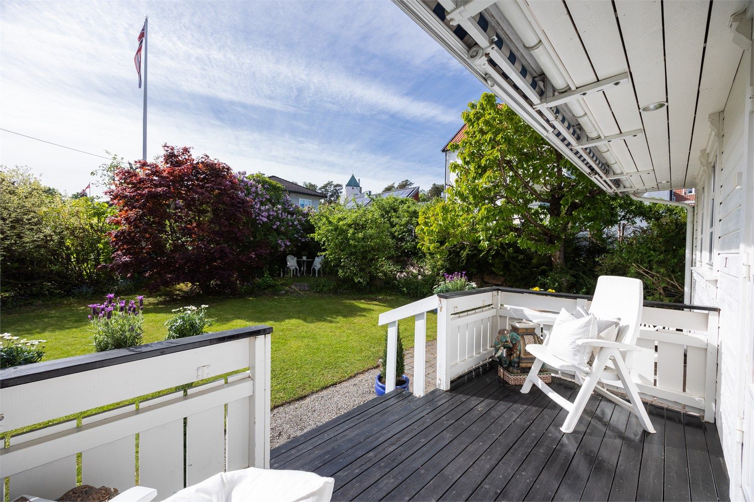 Boligen har en idyllisk beliggenhet i grønne omgivelser på attraktive Bygdøy.