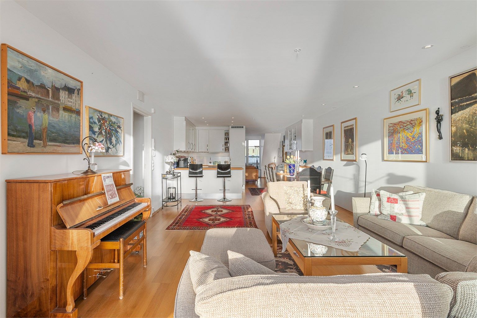 Det innbydende og gjennomgående oppholdsrommet strekker seg fra sør til nord og byr på en lys og åpen atmosfære. Rommet er delt opp i flere soner, noe som gir en fin flyt mellom matlaging, spiseplass og stue