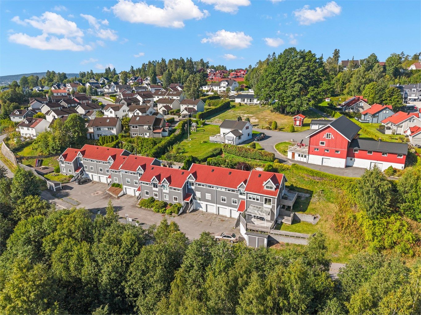 Fra eiendommen er det kort vei til flotte turmuligheter i Tæruddalen samt gangavstand til skole og barnehager. 