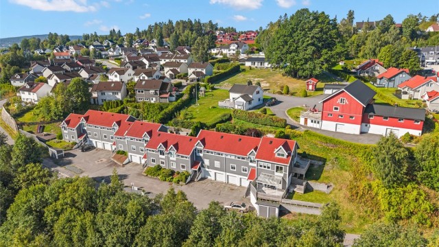 Fra eiendommen er det kort vei til flotte turmuligheter i Tæruddalen samt gangavstand til skole og barnehager.