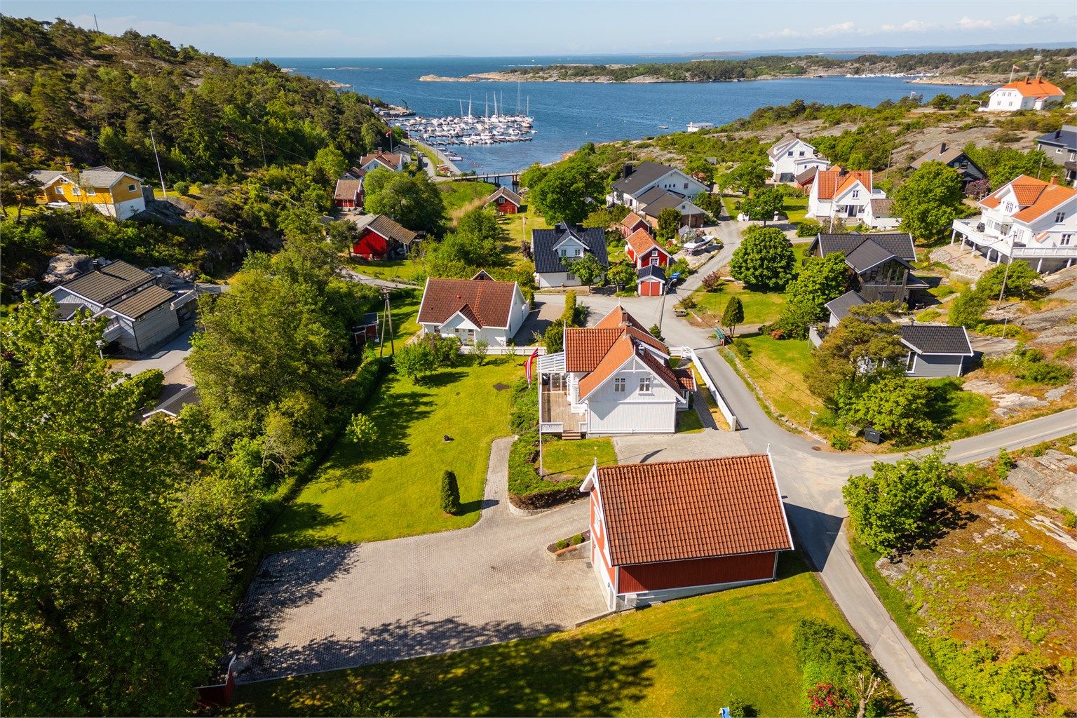 Ved Slevikstranda 150 meter fra sjøen ligger den store og solfylte eiendommen Enghaugen 6. Fotograf; Stian Pendrup.