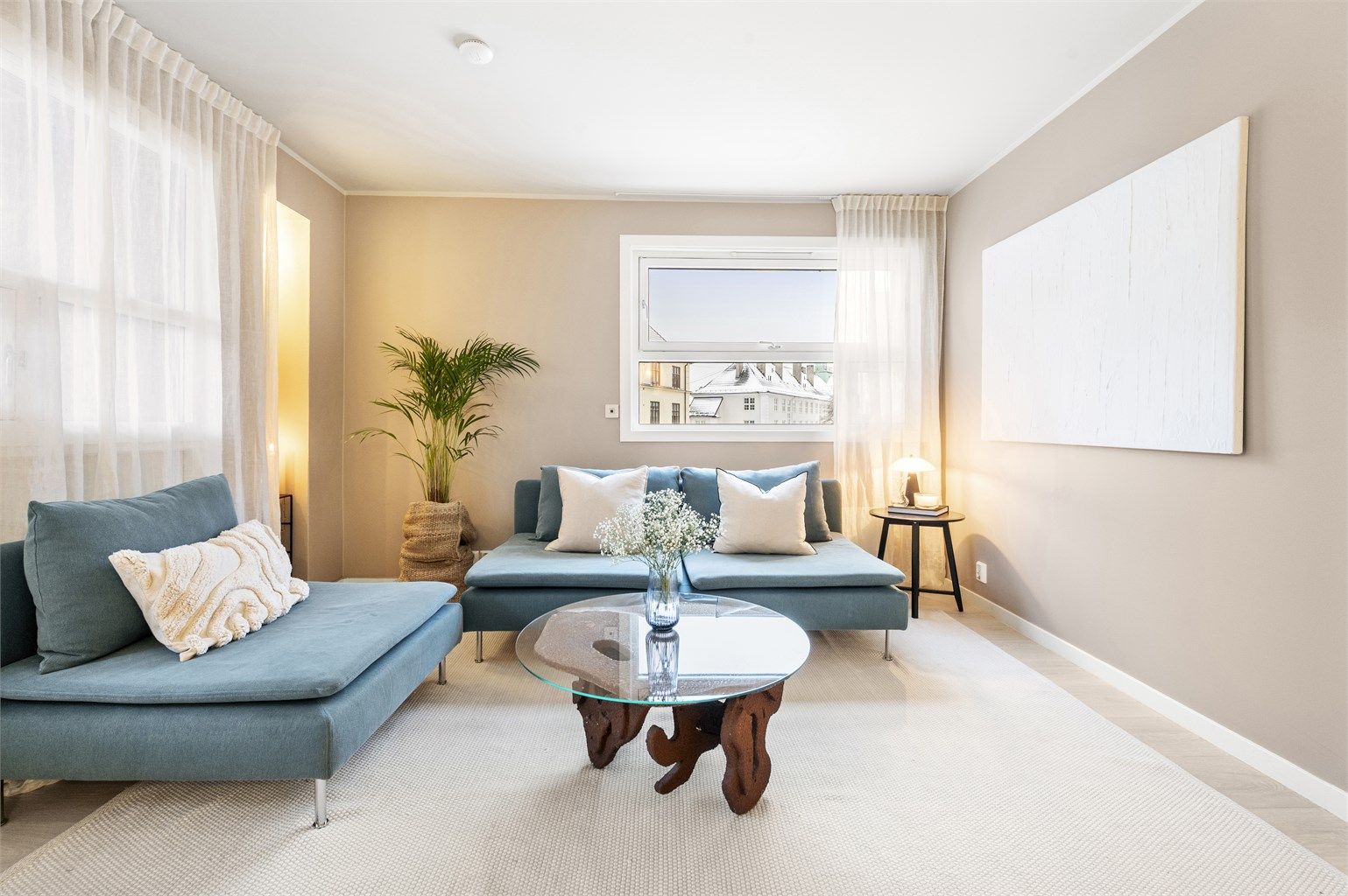 Leiligheten oppleves åpen og romslig med vinduer på to sider som gir godt med naturlig lysinnslipp.