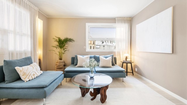 Leiligheten oppleves åpen og romslig med vinduer på to sider som gir godt med naturlig lysinnslipp.