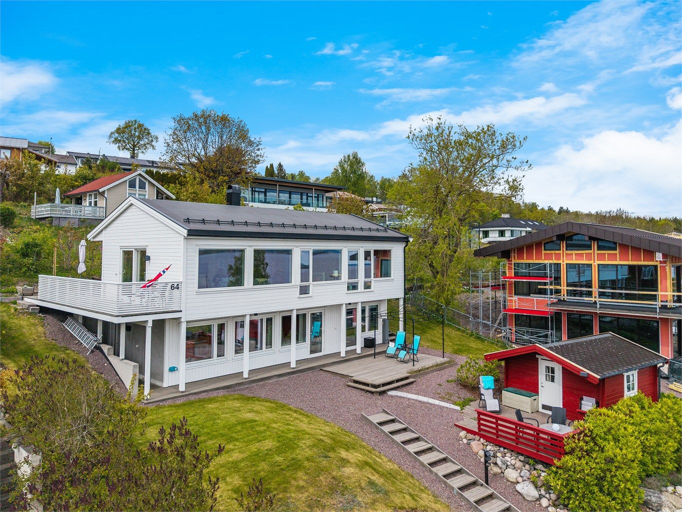 Enebolig fra 2018 i andre husrekke fra sjøen, med en storslagen utsikt over Oslofjorden.
Foto: Fotofinish AS