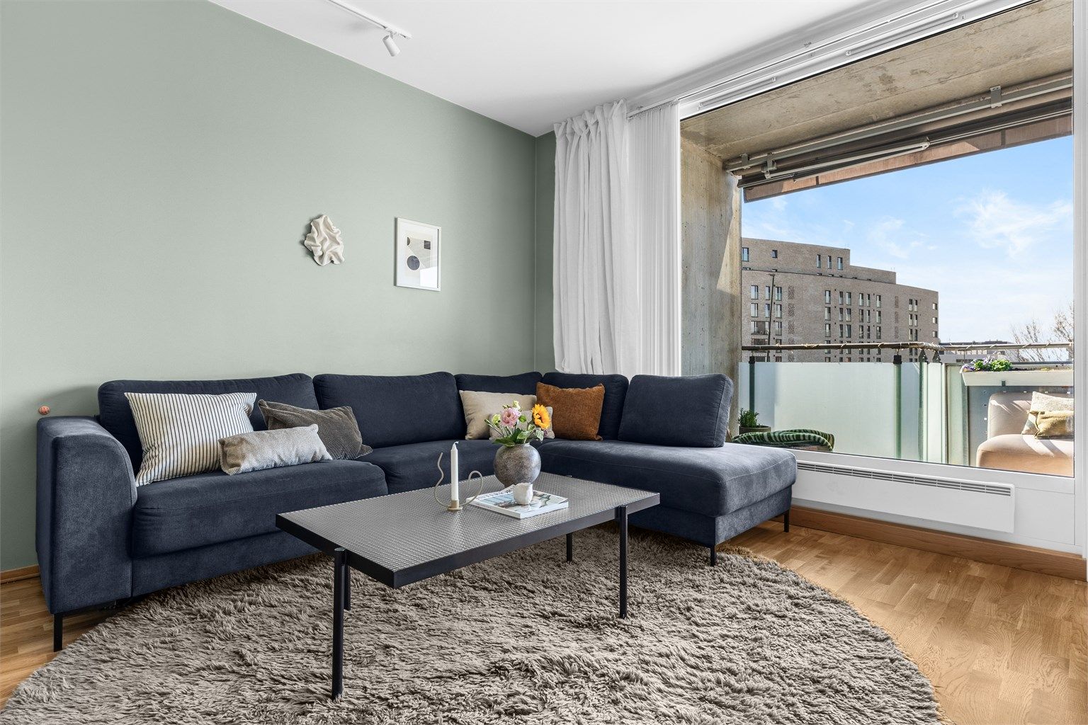 Interiøret i hele leiligheten preges av lyse, moderne flater.